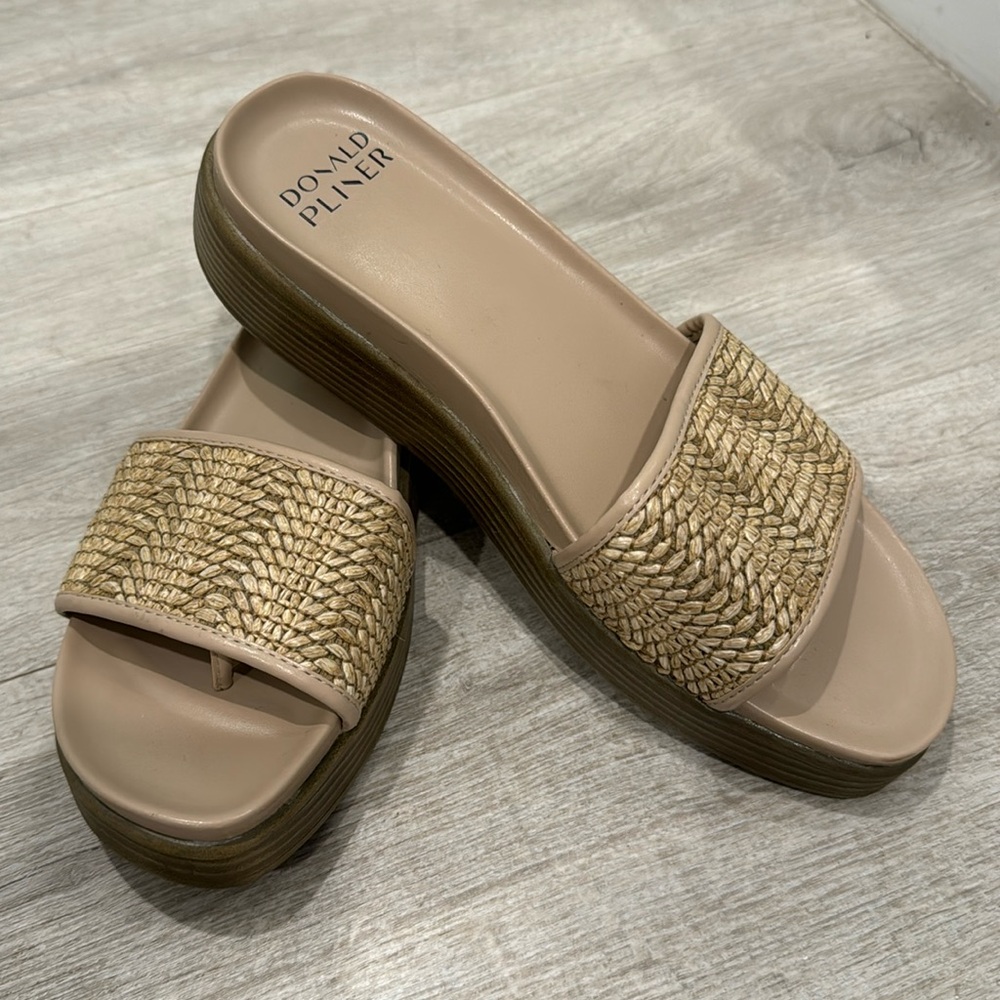 Donald Pliner Fiji woven Raffi Slip on beige sandal NWOT